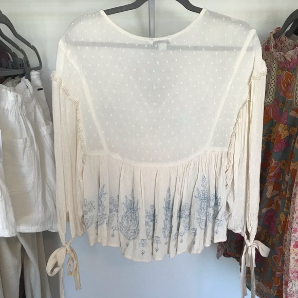 American Eagle Outfitters Embroidered V-Neck Cream Top size small - Picture 2 of 14